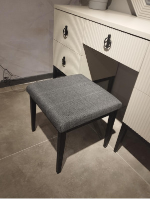 Comfortabel en stijlvol: moderne poefjes voor slaapkamers van textiel, nieuw.