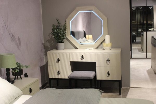 Exclusieve designer make-uptafel met spiegel Functioneel en Luxueus Nieuw