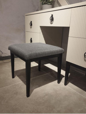 Comfortabel en stijlvol: moderne poefjes voor slaapkamers van textiel, nieuw.