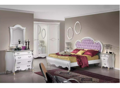 Klassieke slaapkamerset: bedframe, 2 nachtkastjes, commode meubels.
