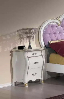 Klassieke slaapkamerset: bedframe, 2 nachtkastjes, commode meubels.