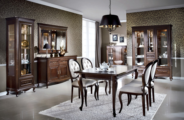 9-delige eetkamerset: tafel, dressoir, spiegel, vitrinekast.