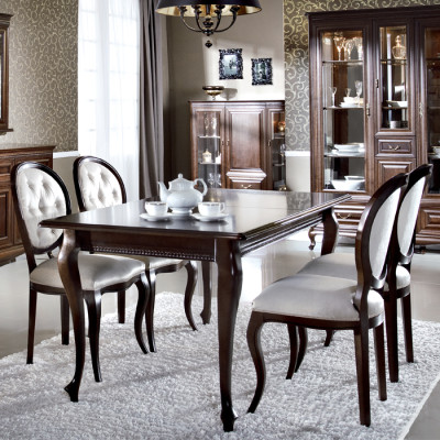 9-delige eetkamerset: tafel, dressoir, spiegel, vitrinekast.