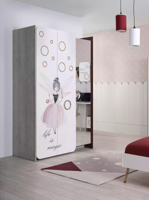 Volledige houten kinderkamerset: bed, kledingkasten, nachtkastjes.