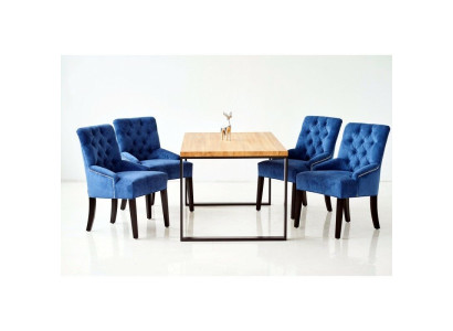 Moderne eetkamerset Designer houten tafel met blauwe Chesterfield stoelen.