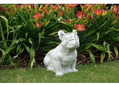 Tuindecoratie hond terras wit steen figuur figuren decoratief beeld standbeeld.