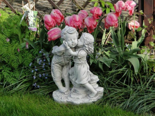 Tuindecoratie kinderbeelden en sculpturen.