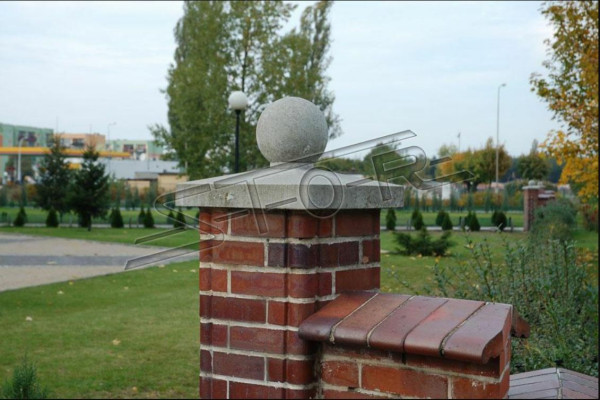 Tuinmuurhek van zuilen en kroondecoratie in grijze rondfiguur.