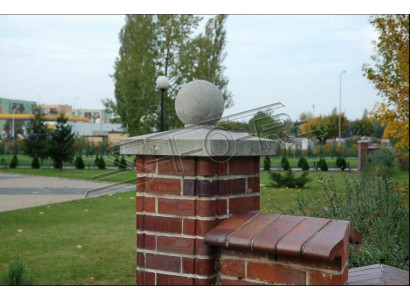 Tuinmuurhek van zuilen en kroondecoratie in grijze rondfiguur.
