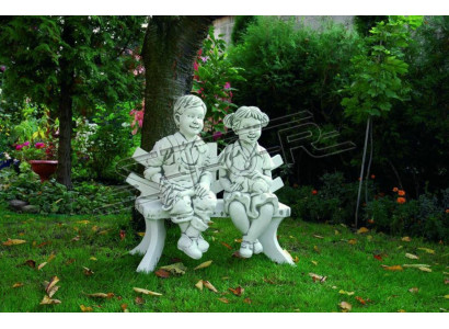 Jongen jongen zittende figuur standbeeld beeldhouwwerken sculptuur standbeelden tuin