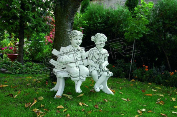 Jong zittend figuur standbeeld decoratieve sculptuur standbeelden tuin