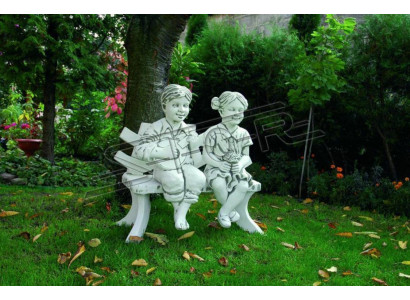 Jong zittend figuur standbeeld decoratieve sculptuur standbeelden tuin