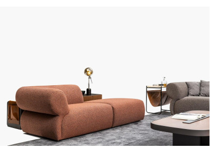 Bruine driepersoons luxe woonkamerbank met modern design.