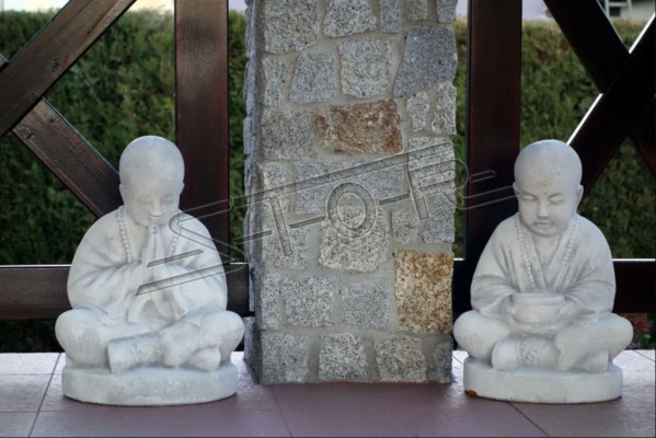 Boeddha sculptuur in steenachtige look Beeld voor de tuin Decoratieve figuur