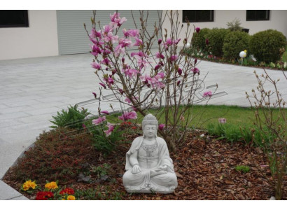 Boeddha-beeld in steenlook. Groot beeld voor decoratie in de tuin.