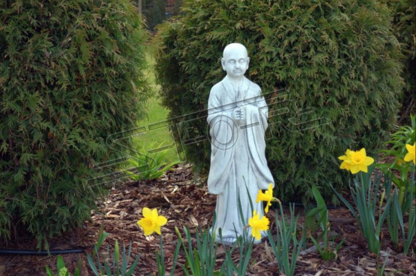 Boeddha sculptuur in steenlook. Groot decoratief beeld voor in de tuin.