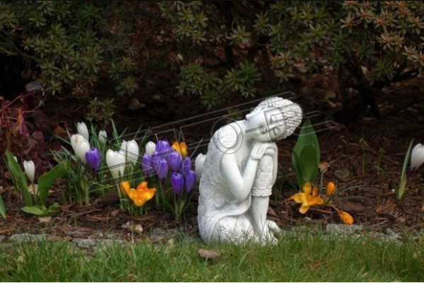 Decoratieve Boeddha sculptuur in steenlook. Groot beeld voor in de tuin.