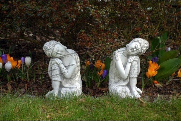 Decoratieve Boeddha sculptuur in steenlook. Groot beeld voor in de tuin.
