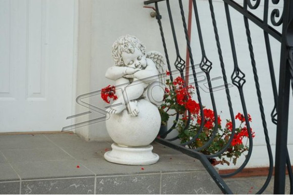 Engel Bal Standbeeld Figuur Figuren Standbeelden Sculptuur Sculpturen Tuin