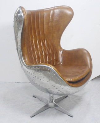 Vintage schaalstoel van aluminium met echt leer, schommelfunctie, eierstoel in het bruin.