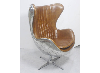 Vintage schaalstoel van aluminium met echt leer, schommelfunctie, eierstoel in het bruin.