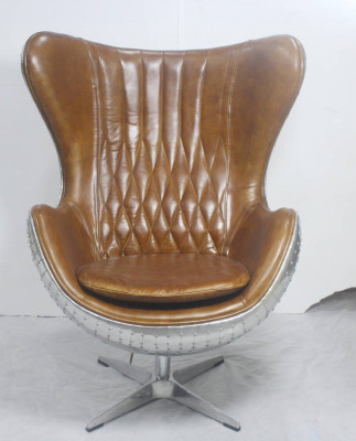 Vintage schaalstoel van aluminium met echt leer, schommelfunctie, eierstoel in het bruin.
