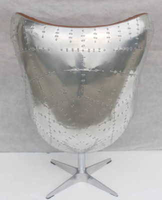 Vintage schaalstoel van aluminium met echt leer, schommelfunctie, eierstoel in het bruin.