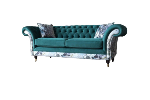 Een levendige driezitsbank van Chesterfield in een delicate smaragdkleur met bloemmotief.