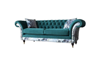 Een levendige driezitsbank van Chesterfield in een delicate smaragdkleur met bloemmotief.