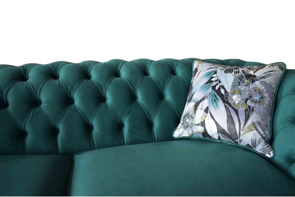 Een levendige driezitsbank van Chesterfield in een delicate smaragdkleur met bloemmotief.