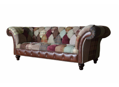 Kleurrijk designerbankstel in Chesterfield-ontwerp met drie zitplaatsen.