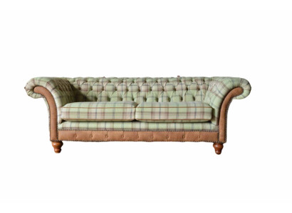 Luxe designer bank in Chesterfield design met drie zitplaatsen.