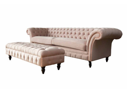 Een luxe, roze vierzitsbank in Chesterfield-ontwerp, inclusief zitkussens.