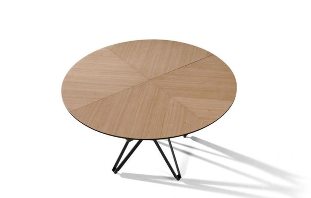 Uittrekbare eettafel van rund hout in modern bruin.