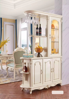 Drinks kast voor de eetkamer, klassieke parelwitte meubels, nieuwe luxe.