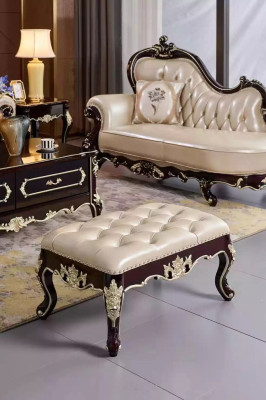 Poef in de slaapkamer, een luxueuze nieuwe parelwitte Chesterfield.