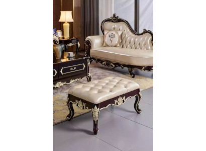 Poef in de slaapkamer, een luxueuze nieuwe parelwitte Chesterfield.