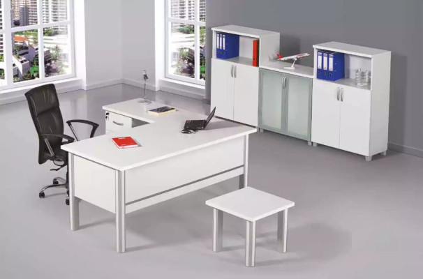 Heldere kantoor meubelen kantoorinrichting tafel salontafel archiefkast 3-delig