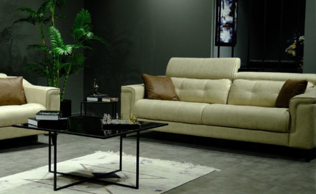 Beige woonkamer driezits lederen driezits gestoffeerde bank met houten frame.