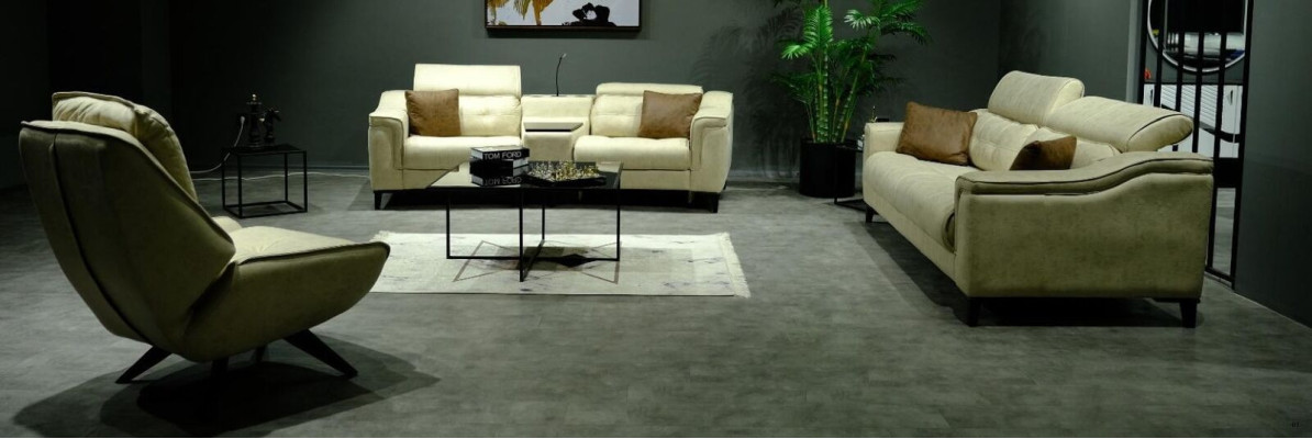 Beige woonkamer driezits lederen driezits gestoffeerde bank met houten frame.