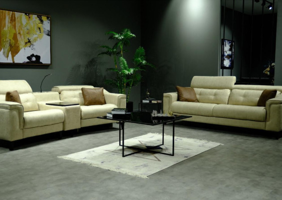 Beige woonkamer driezits lederen driezits gestoffeerde bank met houten frame.