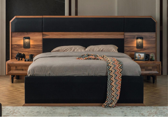 Bruin-zwarte houten slaapkamer set; tweepersoonsbed, 2 nachtkastjes, 3-delig.