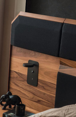 Bruin-zwarte houten slaapkamer set; tweepersoonsbed, 2 nachtkastjes, 3-delig.