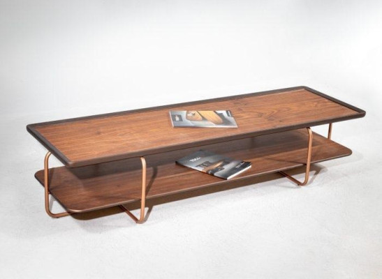 Bruine woonkamer houten salontafel met roestvrijstalen poten. Elegante salontafel.