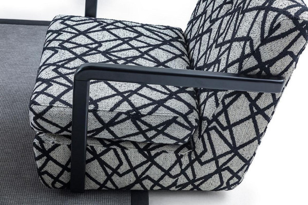Zwart-grijze woonkamer fauteuil ontworpen door een designer, Luxe loungestoel voor één persoon.