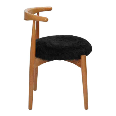 Moderne houten eetkamer met 4 bruine stoelen zonder armleuning met een gestoffeerde stoelontwerp.