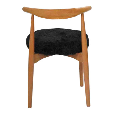 Moderne houten eetkamer met 4 bruine stoelen zonder armleuning met een gestoffeerde stoelontwerp.