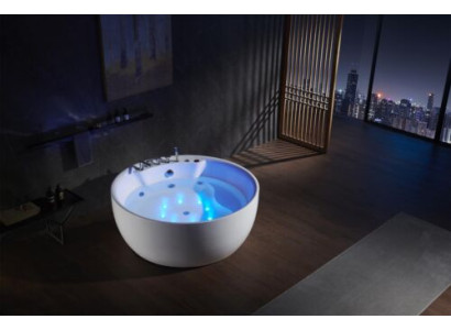 Binnen whirlpool bad badkuip whirlpool waterstralen spa bad ontspannen .