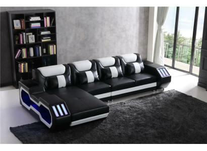 Ontspannen L-vormige bank in vorm van bankstel met verlichte woonkamer.