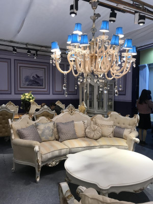 Exclusieve houten vierzits xxl bank in barok en rococo stijl met textielen bekleding en ronde vorm.